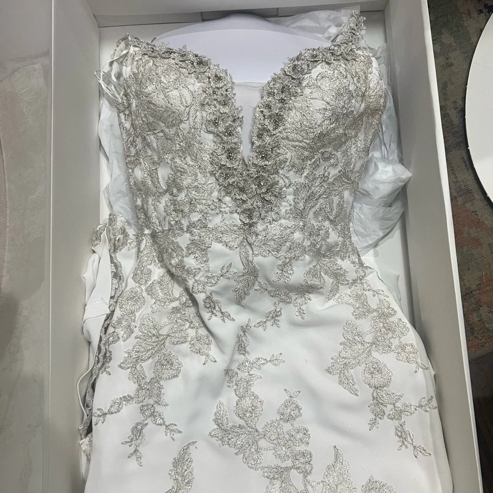 Pronovias White Lace Wedding Dress - Picture 4 of 5